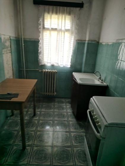 Apartament cu 3 camere semidecomandat în Craiovița Nouă
