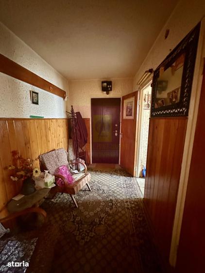 Apartament cu 3 camere semidecomandat în Rahova