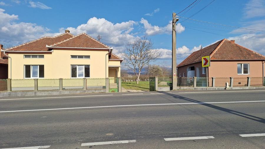 Casă cu 3 camere decomandat în Strei