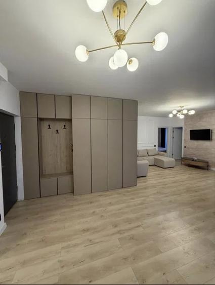Apartament cu 3 camere semidecomandat, mobilat în Florești