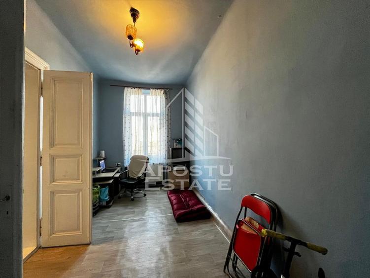 Apartament cu 3 camere decomandat, mobilat în Badea Cârțan