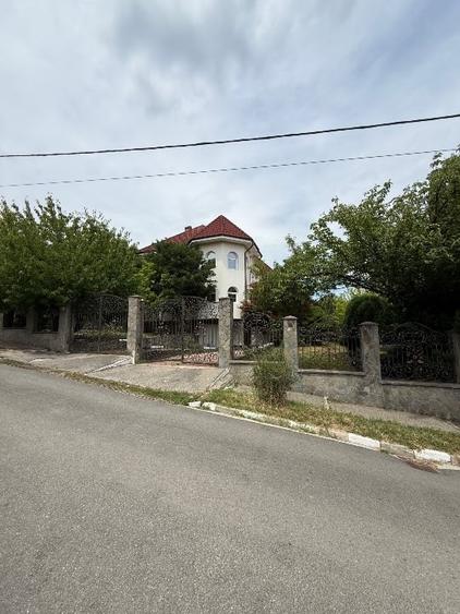 Casă individuală cu 4 camere cu Canalizare în Lenin Sud