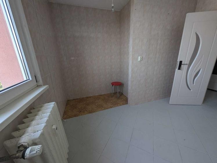 Apartament cu 4 camere decomandat în Rahova