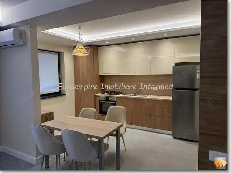 Apartament cu 3 camere decomandat în Palazu Mare