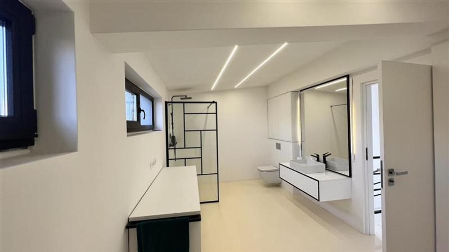 Casă individuală cu 5 camere cu Canalizare în Iris
