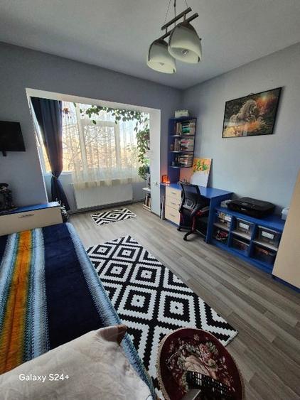 Apartament cu 4 camere semidecomandat, mobilat în Tătărași