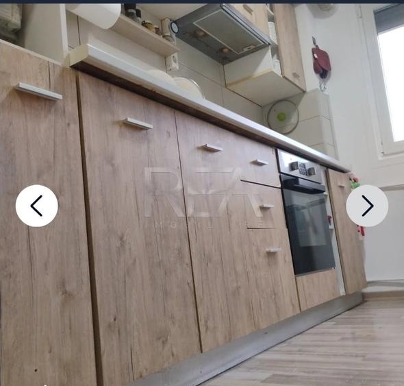 Apartament cu 3 camere semidecomandat în Berceni