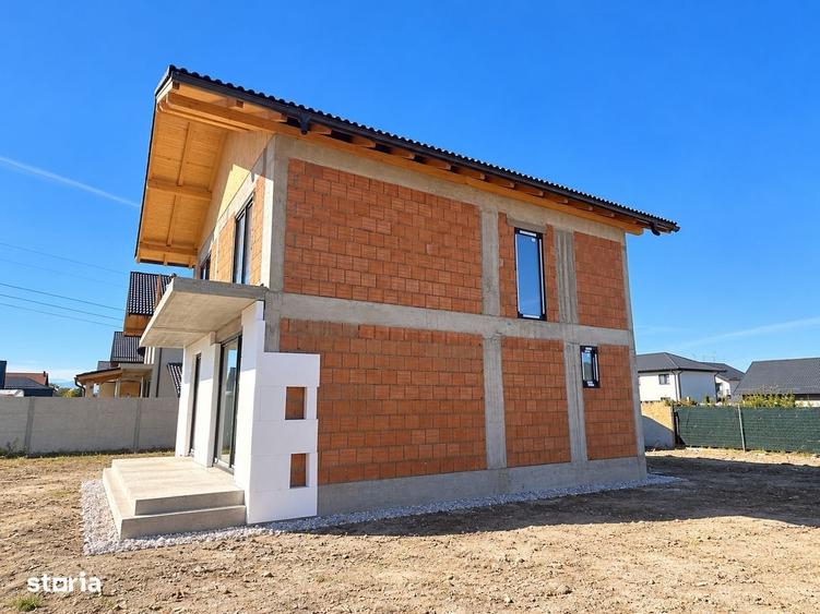 Casă cu 4 camere decomandat în Hărmanului
