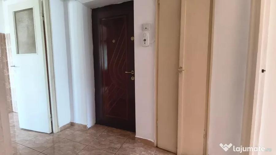 Apartament cu 4 camere semidecomandat în Piața Centrală