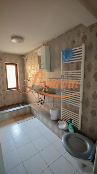 Casă individuală cu 10 camere cu Canalizare în Calea București