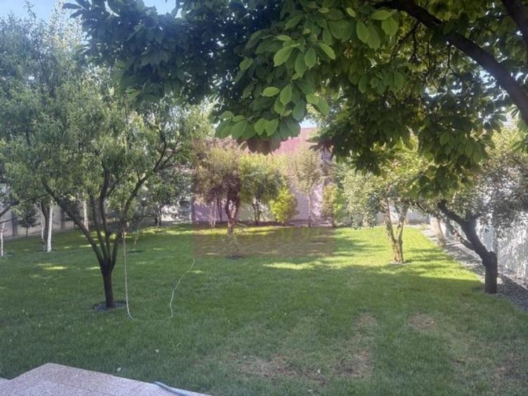Casă cu 5 camere cu Teren 1700 Mp în Sud
