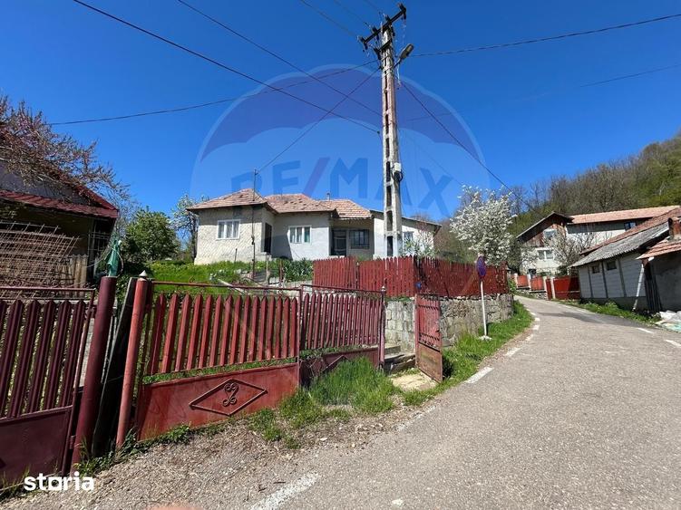 Casă cu 4 camere cu Teren 700 Mp în Chiojdu