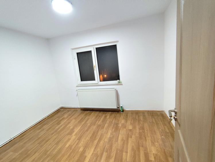Apartament cu 3 camere decomandat în CET
