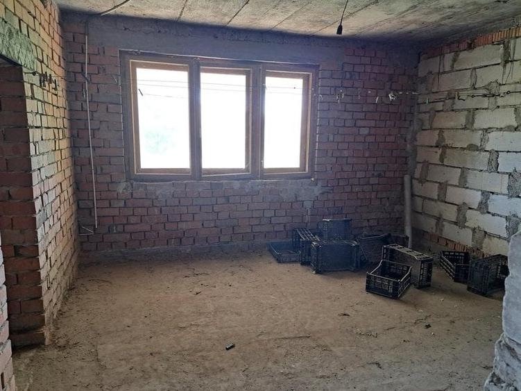 Casă cu 9 camere cu Teren 2375 Mp în Central