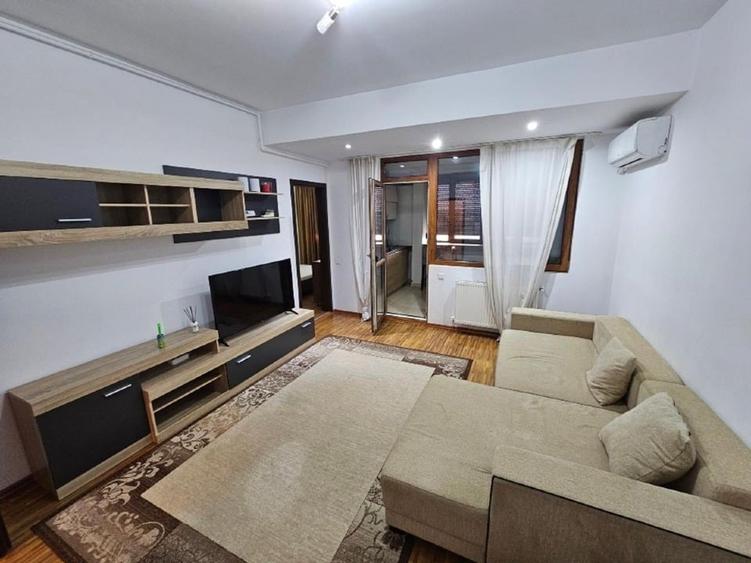 Apartament cu 3 camere semidecomandat, mobilat în Central