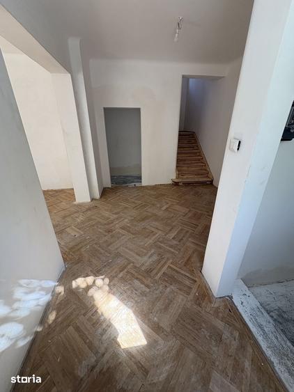 Casă cu 8 camere cu Teren 233 Mp în Decebal