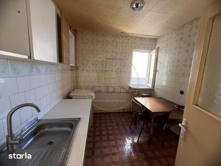 Apartament cu 4 camere semidecomandat în Calea București