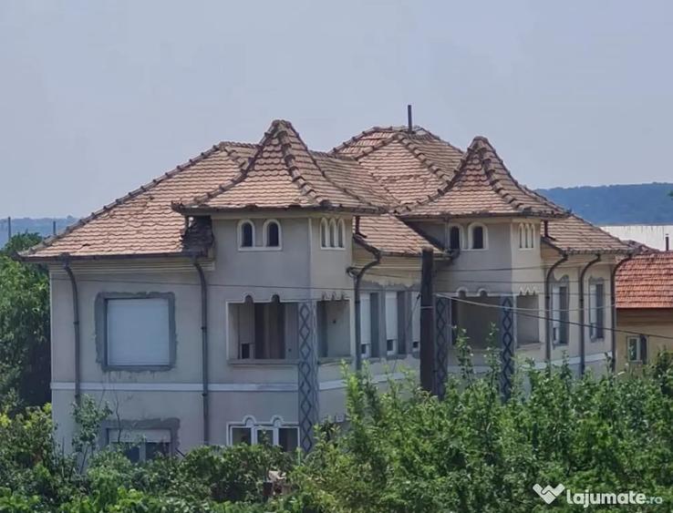 Casă cu 12 camere cu Teren 1300 Mp în Brestei