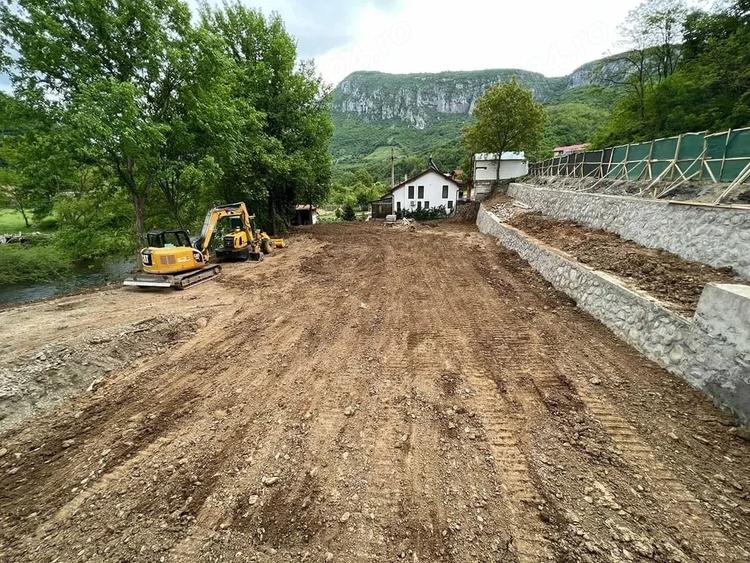 Vand teren intravilan 1100 mp. in Pecinisca, Baile Herculane ideal pentru Pensiune, Hotel sau Strand - 1