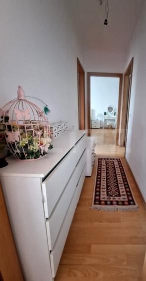 Apartament cu 3 camere semidecomandat, mobilat în Dumbrăvița