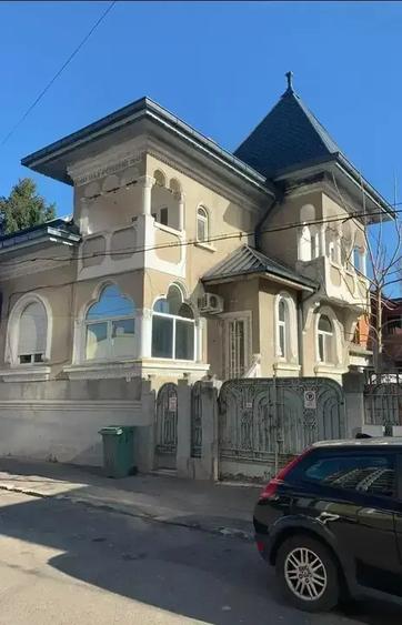 Casă cu 11 camere cu Teren 443 Mp în Vitan