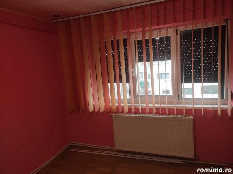 Apartament cu 3 camere decomandat în Buzaului