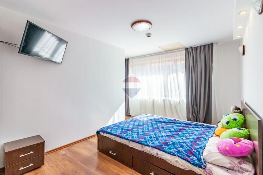 Casă individuală cu 8 camere cu Teren 440 Mp în Uverturii