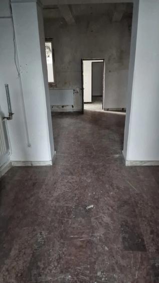 Casă cu 8 camere cu Teren 220 Mp în Calea Victoriei