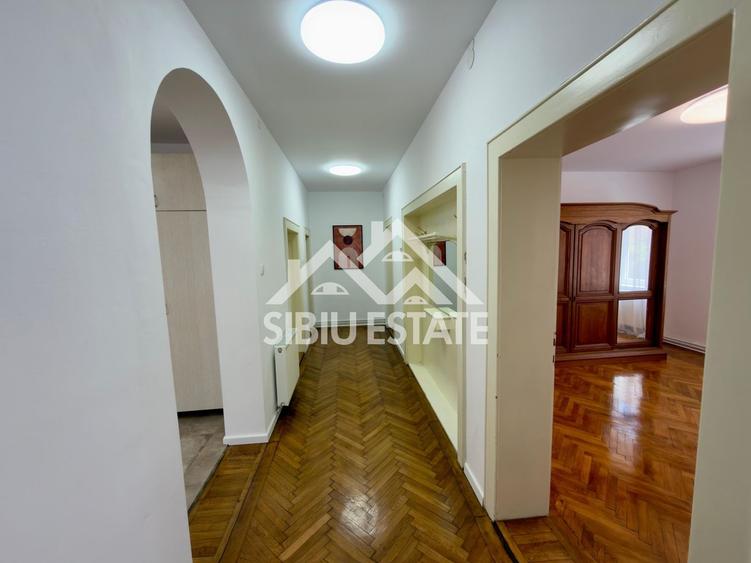 Duplex cu 12 camere cu Canalizare în Central