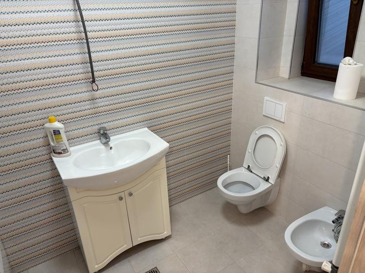 Apartament cu 3 camere semidecomandat în Jiului