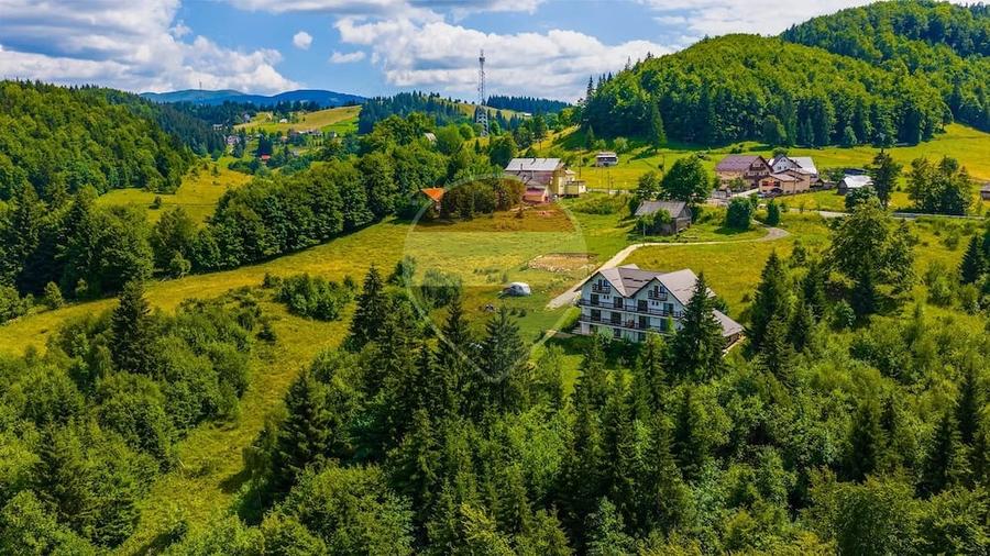 Casă cu 6 camere cu Teren 3000 Mp în Fundata