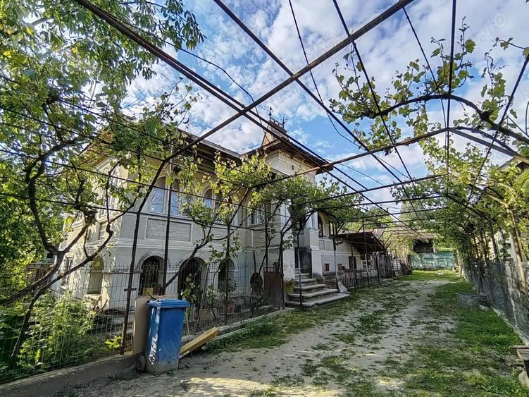 Casă cu 6 camere cu Teren 5019 Mp în Hurezani