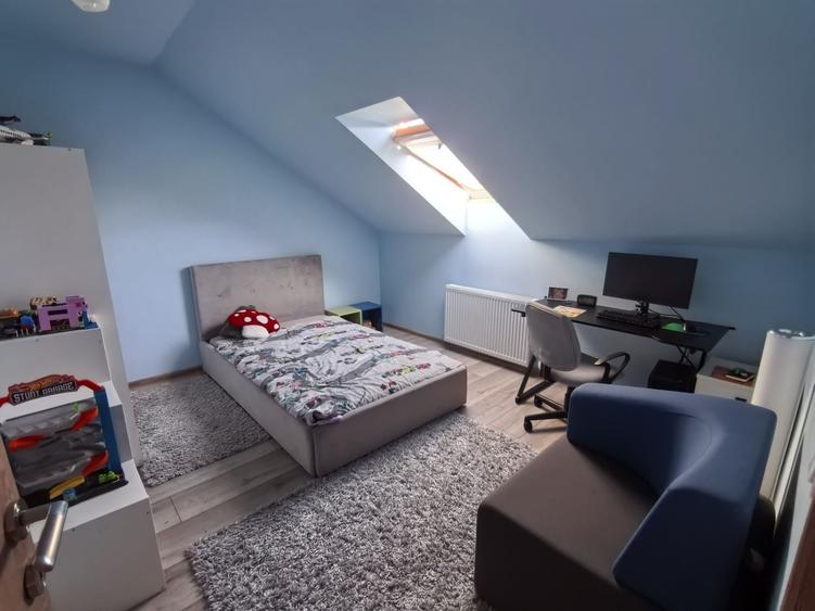 Apartament cu 4 camere decomandat în Florești