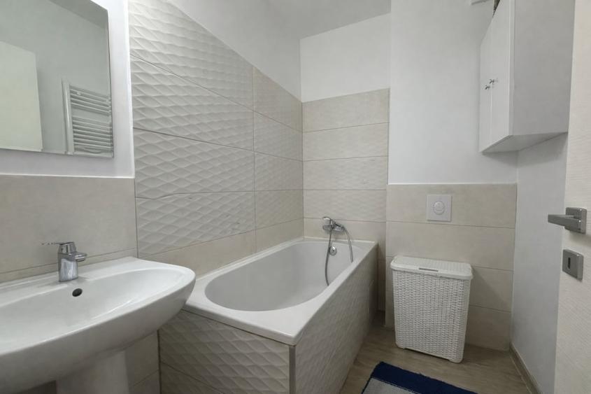 Apartament cu 3 camere semidecomandat în Iancului