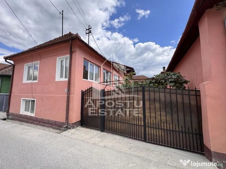 Casă cu 8 camere cu Teren 700 Mp în Sălașu de Jos