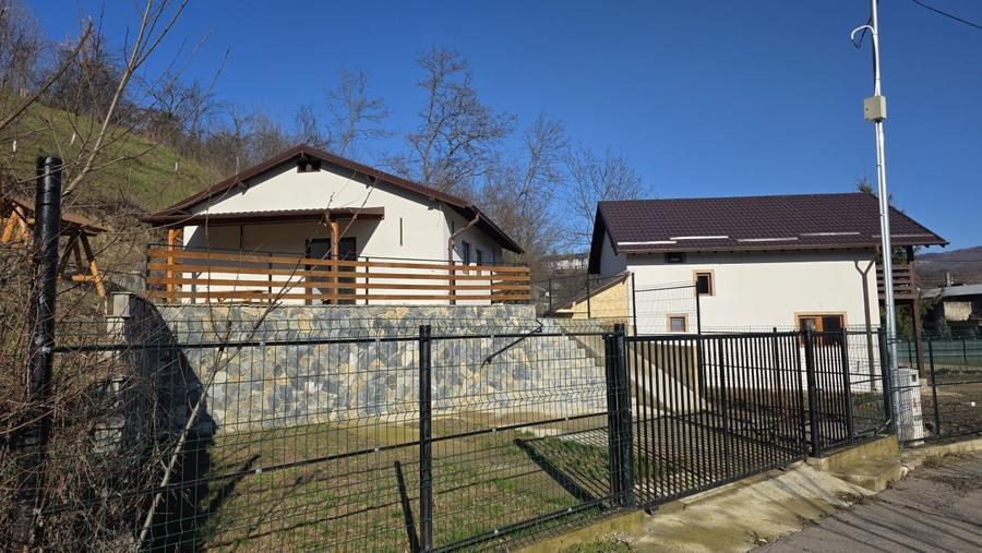 Casă individuală cu 3 camere cu Canalizare în Vălenii de Munte