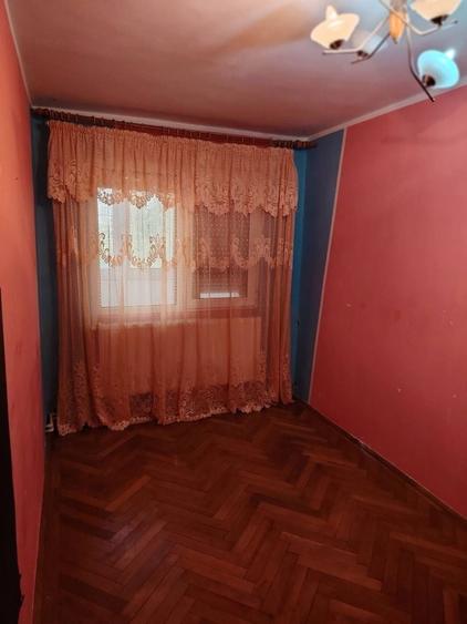 Apartament cu 3 camere semidecomandat în Micro 38