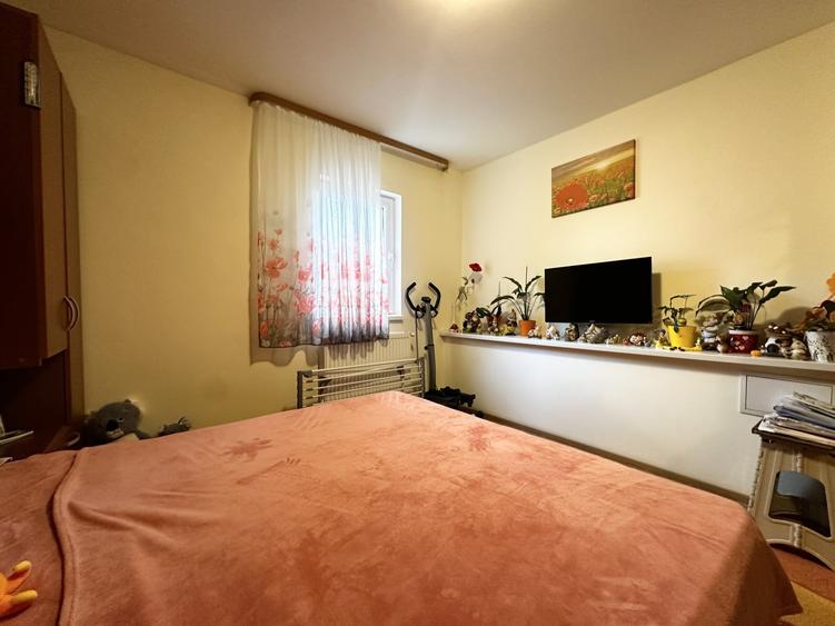 Apartament cu 3 camere semidecomandat, mobilat în Dâmbovița