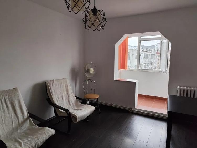 Apartament cu 3 camere semidecomandat, mobilat în Baza 3