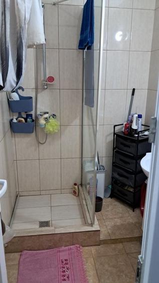 Apartament cu 3 camere semidecomandat în Podu Roș