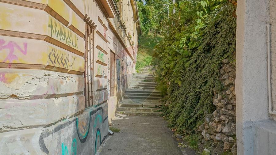 Casă individuală cu 12 camere cu Teren 1048 Mp în Brașovul Vechi
