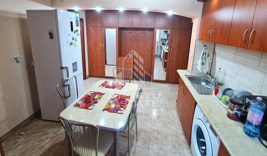 Apartament cu 2 camere semidecomandat, mobilat în Boul Roșu