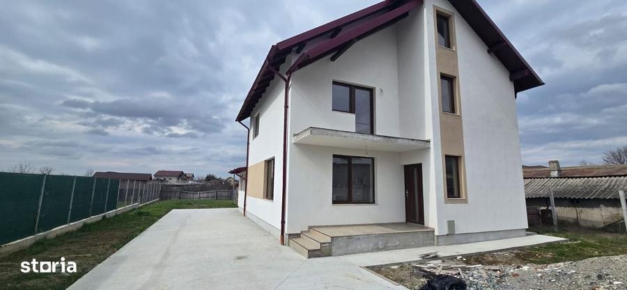 Casă cu 4 camere în Bradu