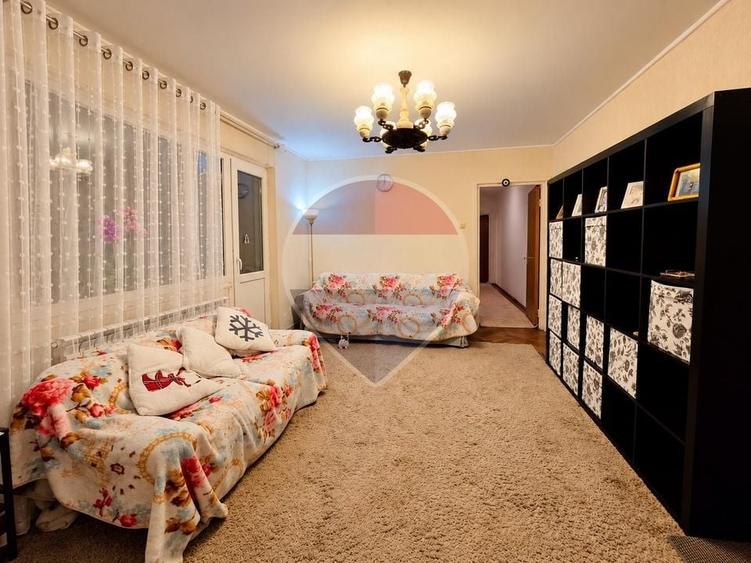Apartament cu 3 camere semidecomandat în Militari