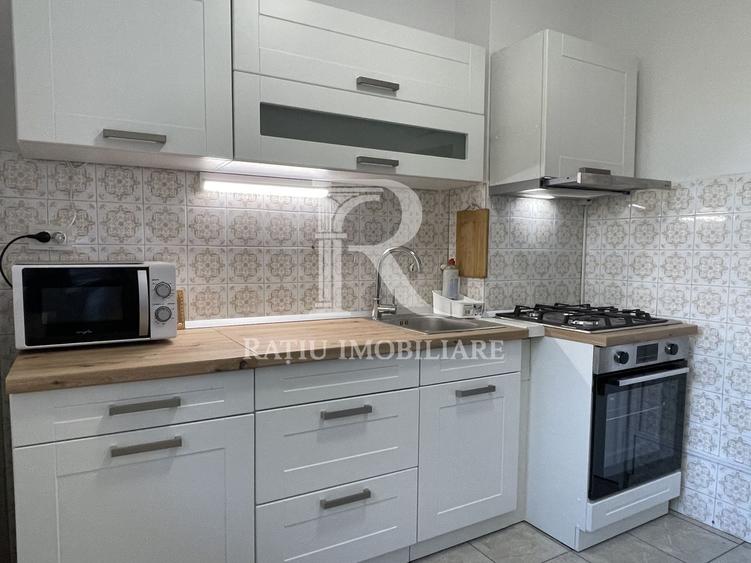 Apartament cu 3 camere semidecomandat, mobilat în Centru Civic