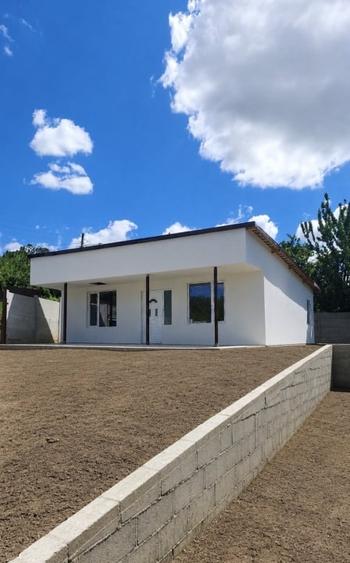 Casă individuală cu 3 camere cu Canalizare în Exterior Est