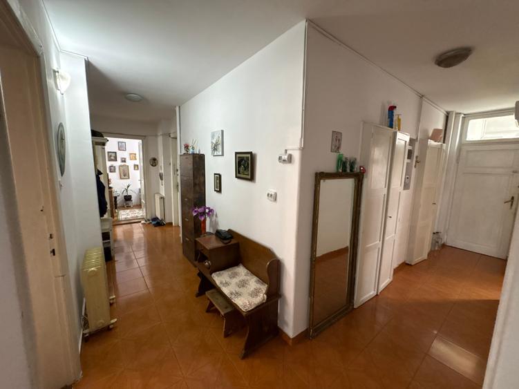Apartament cu 4 camere în Gara de Nord