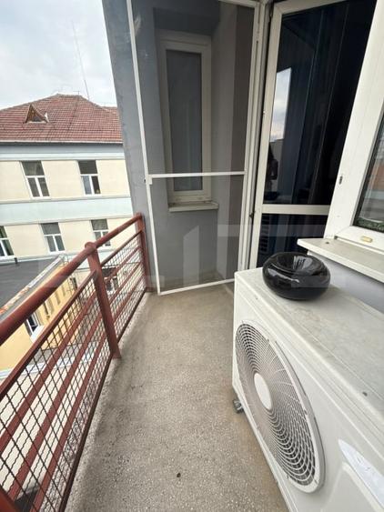 Apartament cu 3 camere semidecomandat, mobilat în Semicentral