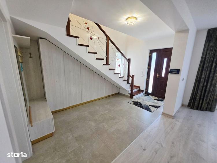 Casă cu 4 camere cu Teren 550 Mp în Păulești