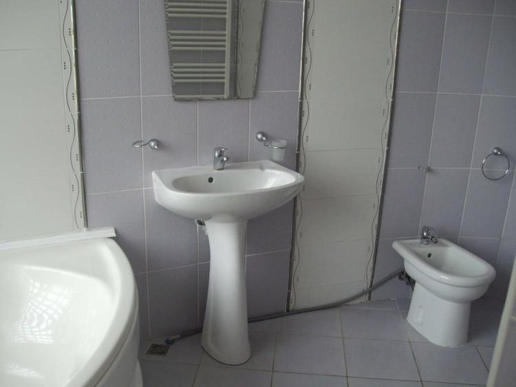 Casă individuală cu 5 camere cu Canalizare în Semicentral